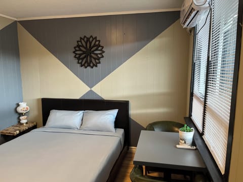 Standard Room, 1 Queen Bed | Desk, free WiFi, bed sheets