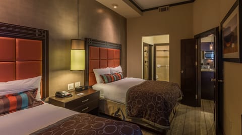 Suite, 1 Bedroom, Kitchen | In-room safe, desk, laptop workspace, blackout drapes