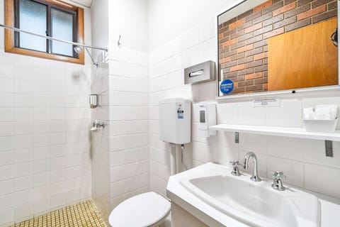 Standard Room, 1 Queen Bed, Non Smoking | Bathroom | Shower, free toiletries, towels