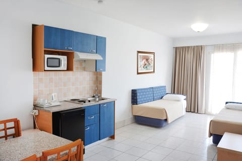 Family Apartment, 1 Bedroom, Sea View | Private kitchen | Fridge