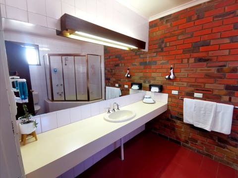 Standard Room | Bathroom | Shower, free toiletries, towels