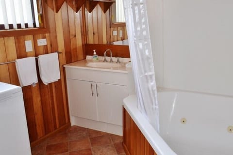 House, 3 Bedrooms | Bathroom | Combined shower/tub, jetted tub, rainfall showerhead, hair dryer