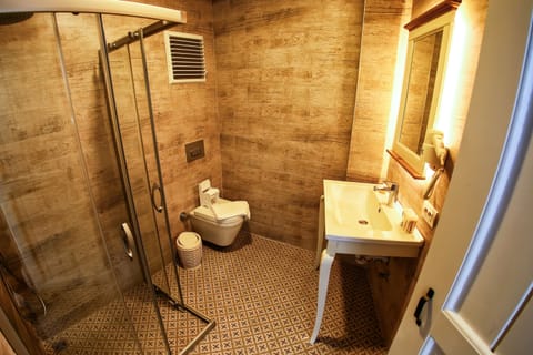 Deluxe Double Room, Sea View | Bathroom | Shower, rainfall showerhead, hair dryer, towels