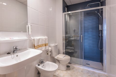 Rainfall showerhead, free toiletries, hair dryer, bidet