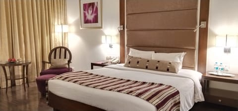 Club Room | Premium bedding, down comforters, minibar, in-room safe