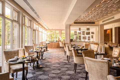 3 restaurants, breakfast, lunch, dinner served; international cuisine