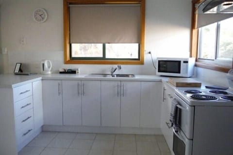 Cottage, 2 Bedrooms | Private kitchen | Full-size fridge, microwave, oven, stovetop