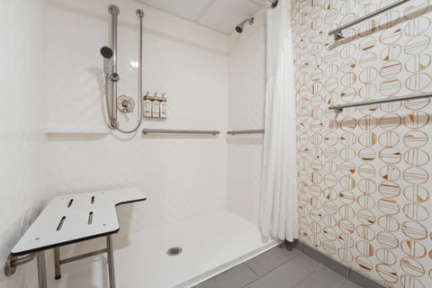 Combined shower/tub, hair dryer, towels