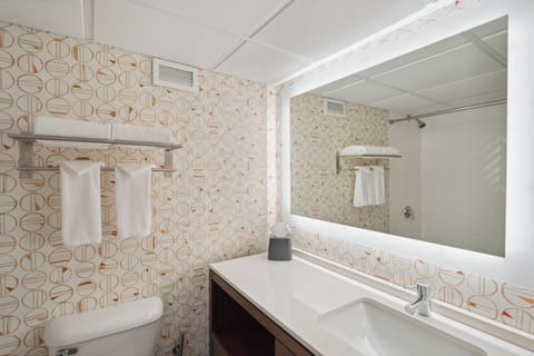 Combined shower/tub, hair dryer, towels