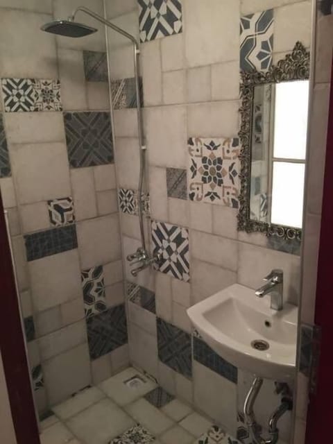 Grand Room | Bathroom | Shower, free toiletries, hair dryer, towels