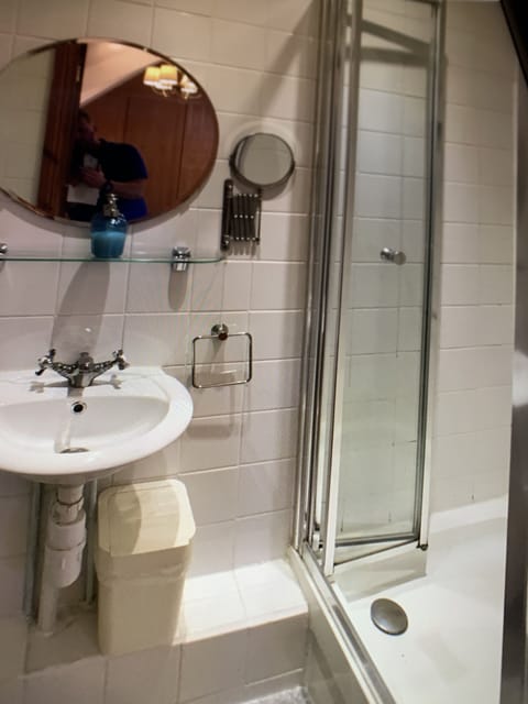 Family Double Room, Ensuite | Bathroom | Shower, free toiletries, hair dryer, bathrobes