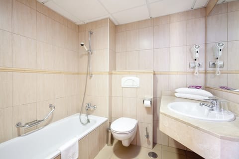 Combined shower/tub, free toiletries, hair dryer, towels