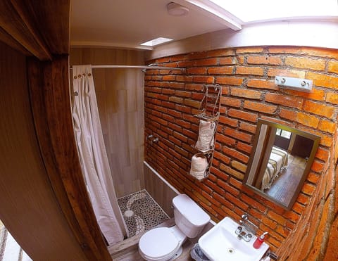Comfort Cabin, Balcony, Courtyard View | Bathroom shower