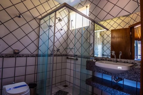 Suite | Bathroom | Shower, free toiletries, hair dryer, towels