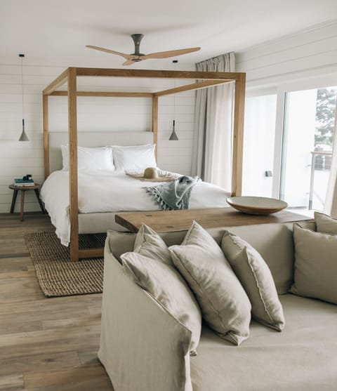 Surfrider Suite Ocean View | Premium bedding, down comforters, pillowtop beds, minibar