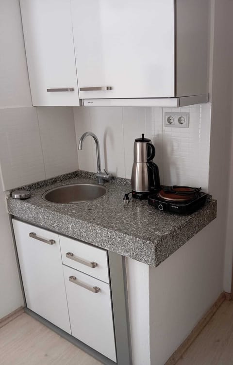Studio Suite, Kitchenette, Corner | Private kitchen | Fridge, microwave, stovetop, coffee/tea maker
