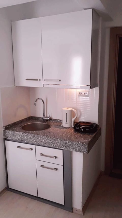 Studio Suite, Kitchenette, Corner | Private kitchen | Fridge, microwave, stovetop, coffee/tea maker