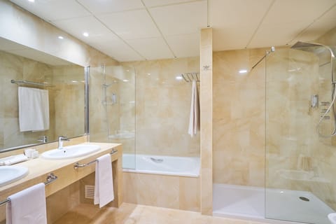 Junior Suite | Bathroom | Deep soaking tub, free toiletries, hair dryer, bidet