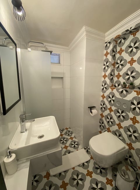 Superior Room, Fireplace | Bathroom | Shower, free toiletries, hair dryer, slippers