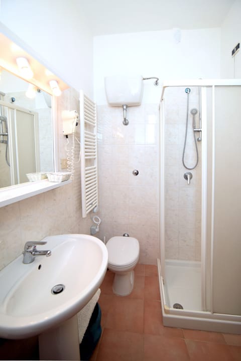 Standard Double Room, Sea View (frontale) | Bathroom | Shower, free toiletries, hair dryer, towels