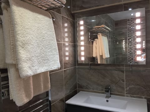 Luxury Double Room, 1 King Bed, City View (Priory View) | Bathroom | Designer toiletries, hair dryer, bathrobes, slippers