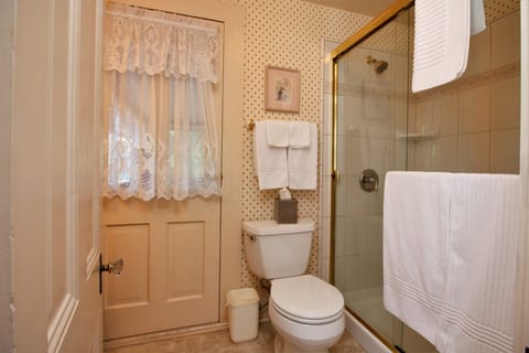 Bradford Suite | Bathroom | Combined shower/tub, free toiletries, towels