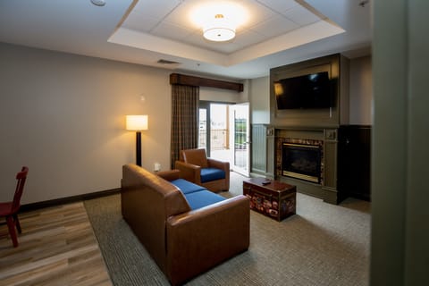 Grizzly Bear Suite - Waterpark Included | In-room safe, iron/ironing board, Internet, bed sheets