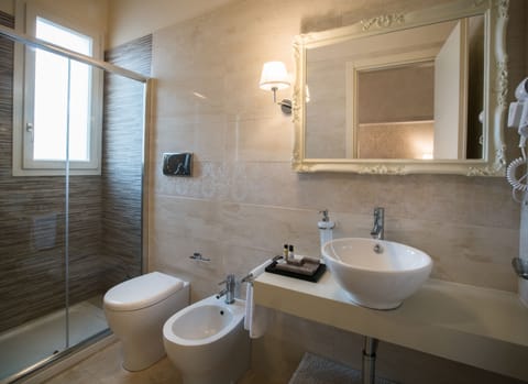 Deluxe Double Room, Balcony (Camera 7, 9 ) | Bathroom sink