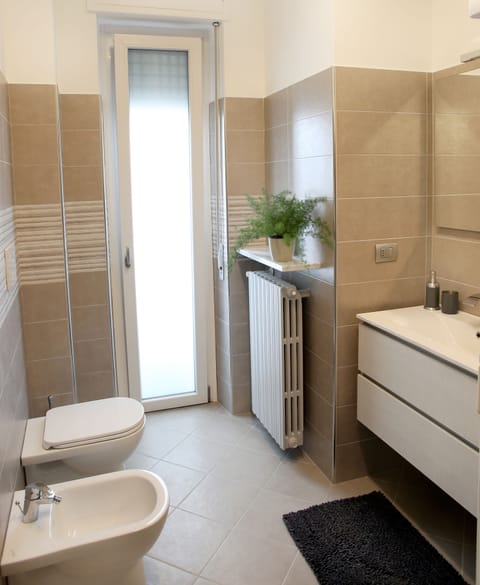 Triple Room, Ensuite | Bathroom | Free toiletries, hair dryer, slippers, bidet