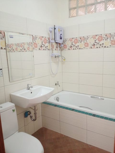 Family Triple Room, Bathtub, City View | Bathroom | Shower, free toiletries, hair dryer, towels