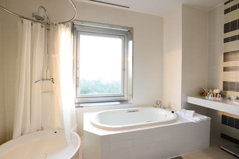 Executive Luxury Twin Room | Bathroom | Combined shower/tub, free toiletries, hair dryer, slippers