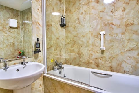 Standard Double Room | Bathroom | Hair dryer, towels