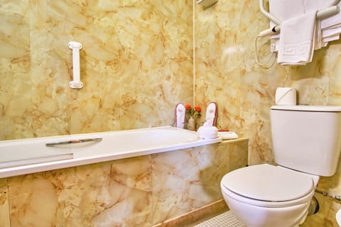 Executive Double Room | Bathroom | Hair dryer, towels