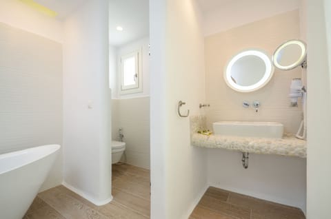 Grand Suite, 1 King Bed, Sea View, Executive Level | Bathroom | Shower, deep soaking tub, designer toiletries, hair dryer