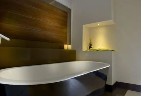 Presidential Suite | Deep soaking bathtub