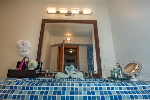 STING RAY SUITE: 1 Bedroom, Sea View, Poolside | Bathroom sink