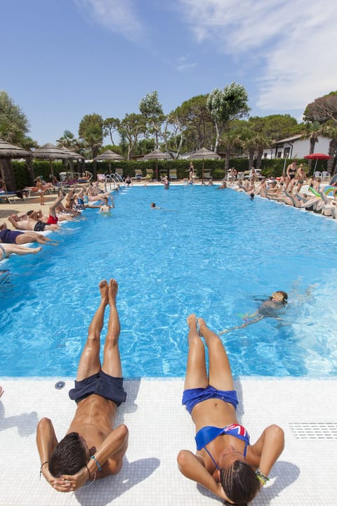 Outdoor pool, pool umbrellas, sun loungers