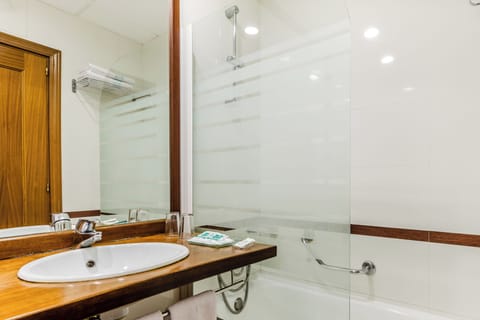 Triple Room (extra bed) | Bathroom | Eco-friendly toiletries, hair dryer, towels