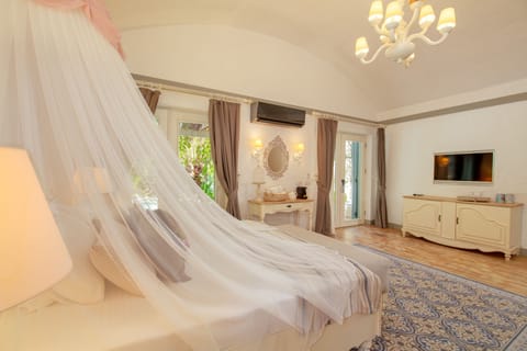 Honeymoon Room, Private Pool | Egyptian cotton sheets, premium bedding, memory foam beds, minibar