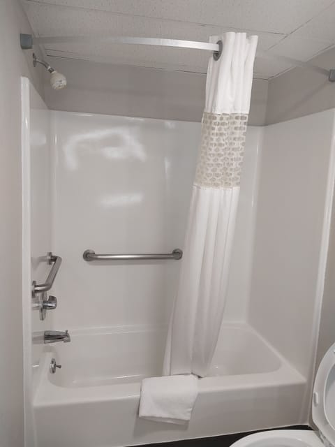 Combined shower/tub, hair dryer, towels