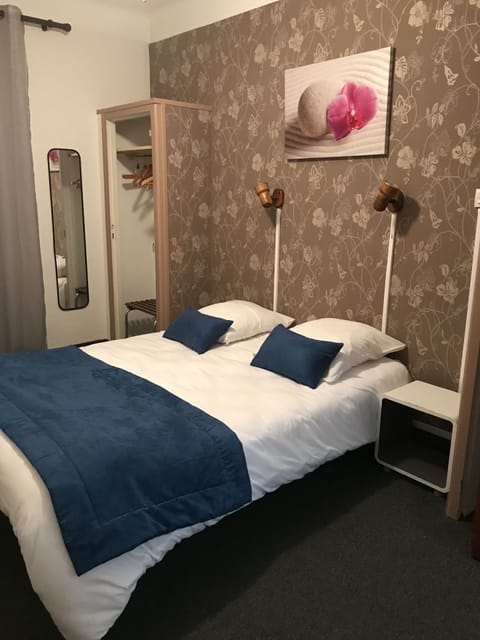 Double room with Shower | Premium bedding, desk, iron/ironing board, free WiFi