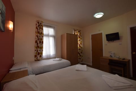 Triple Room | Iron/ironing board, free WiFi