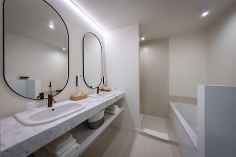 Luxury Double Room (Prestige) | Bathroom | Free toiletries, hair dryer, towels