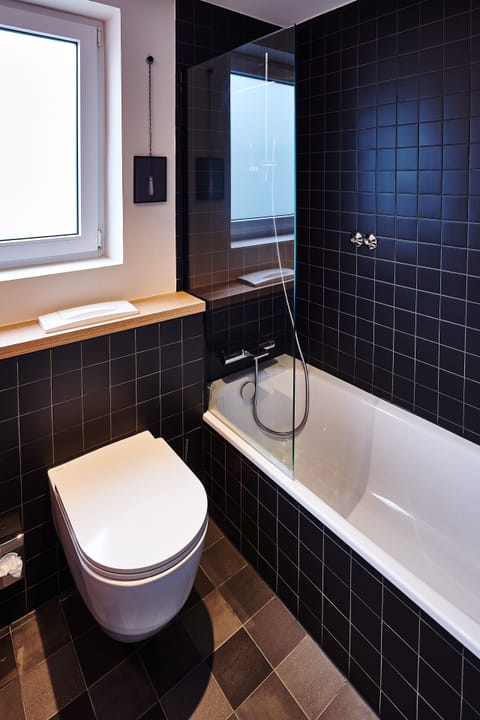 Double Room | Bathroom | Free toiletries, hair dryer, bathrobes, towels