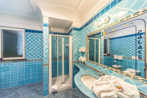 Triple Room | Bathroom | Combined shower/tub, hair dryer, bidet, towels