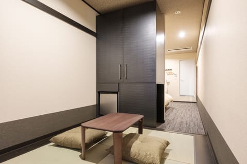 Western Japanese Style Twin Room | Living area | Flat-screen TV