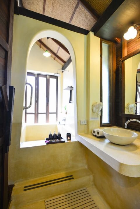 Hill Cottage Pool Villa Room | Bathroom | Shower, free toiletries, hair dryer, slippers