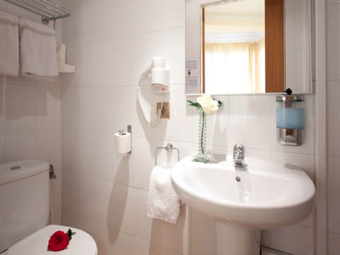 Standard Triple Room, Private Bathroom | Bathroom | Bathtub, towels