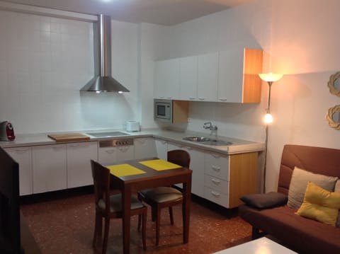 Economy Studio Suite, 1 King Bed, Accessible, Kitchen | Private kitchen