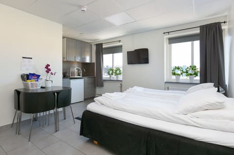 Room, Kitchenette | Private kitchenette | Fridge, microwave, electric kettle